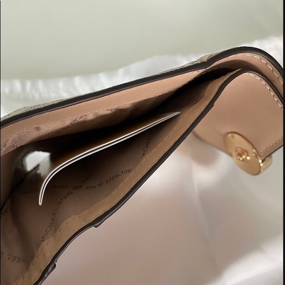 Michael Kors Crossbody Bag With matching wallet - Picture 6 of 7